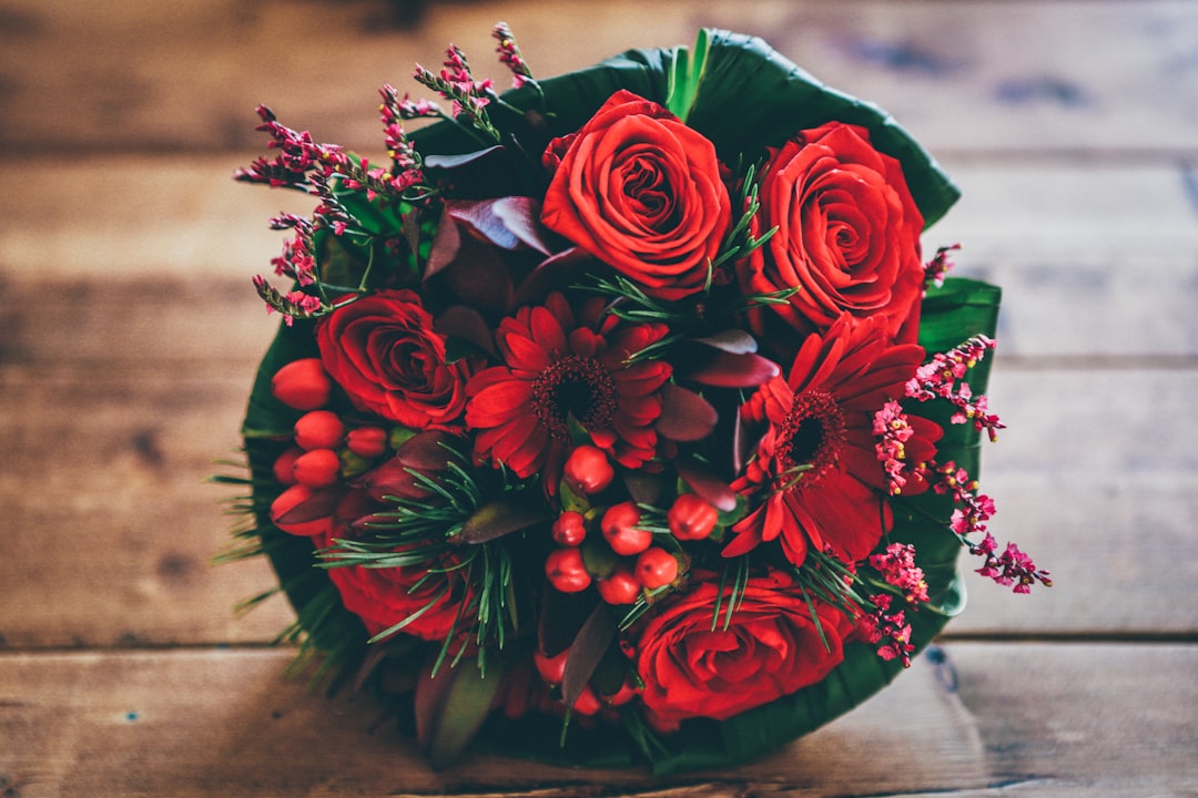 Fresh red flower bouquet - Nitin Flower And Decorator Ghaziabad